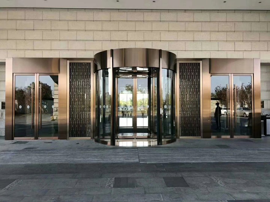 为什么现在大型办公楼、星级酒店旋转门选用不锈钢装饰板呢？